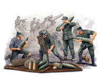 Солдаты немецкие подносчики снарядов для гаубицы (1:35)