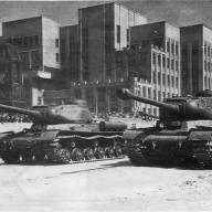 Маска орудия ИС-2 ранняя, узкая купить в Москве - ИС-2 на параде в Минске в 1947 году. Справа идет танк выпуска февраля 1944 года с башней УЗТМ и орудием с поршневым затвором. Слева ИС-2 выпуска июня 1944 года. Обе машины имеют поручни на башне нового типа. Источник: warspot.ru